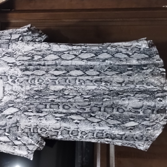 Black and white short sleeve top - Picture 3 of 3